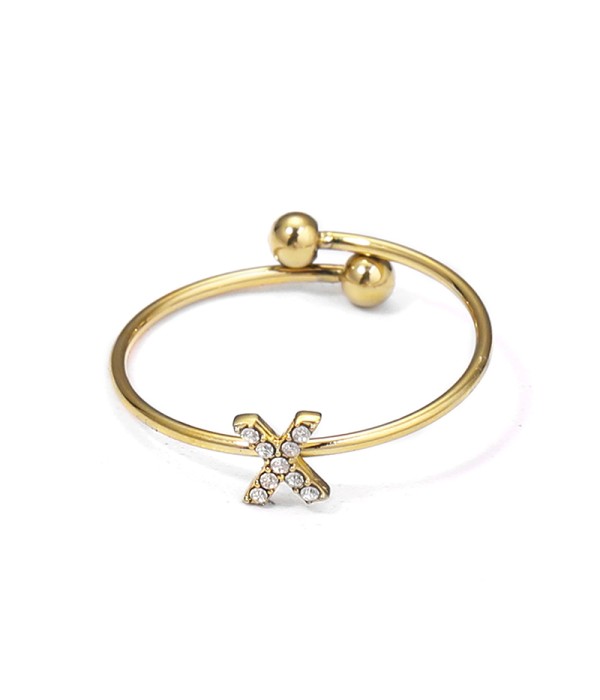 Anillo dorado con letra “X” y circonitas