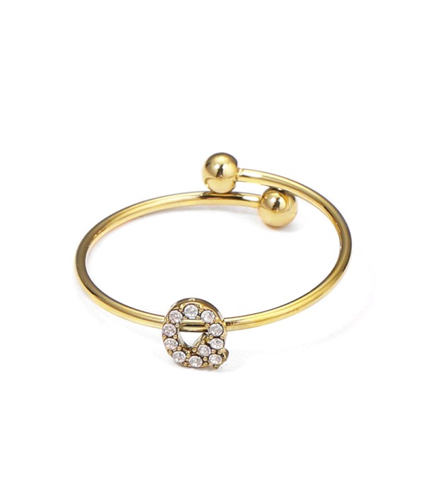 Anillo dorado con letra “Q” y circonitas