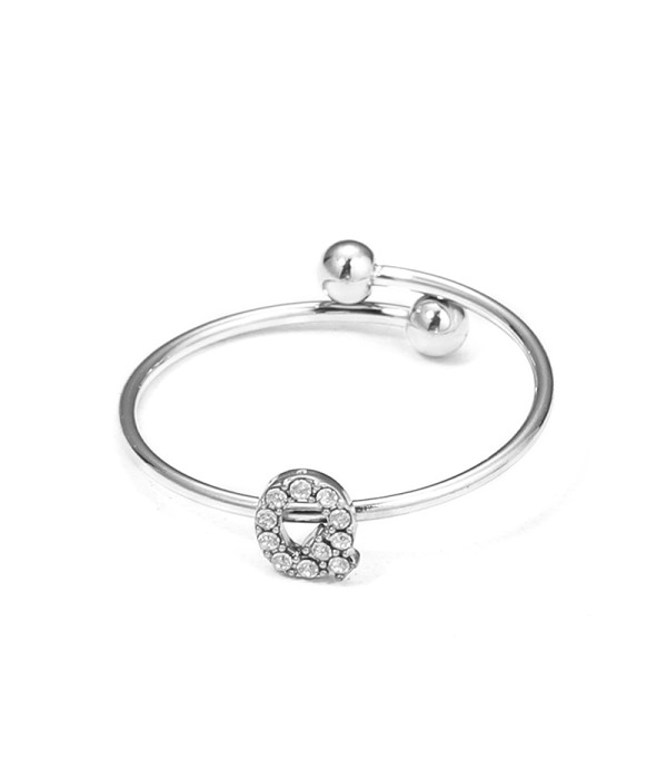 Anillo plateado con letra “Q” y circonitas