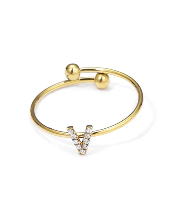 Anillo dorado con letra “V” y circonitas