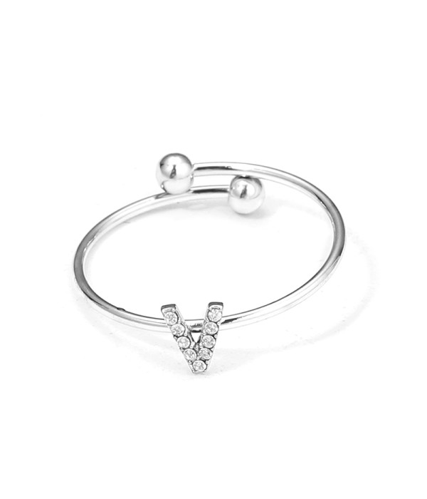 Anillo plateado con letra “V” y circonitas