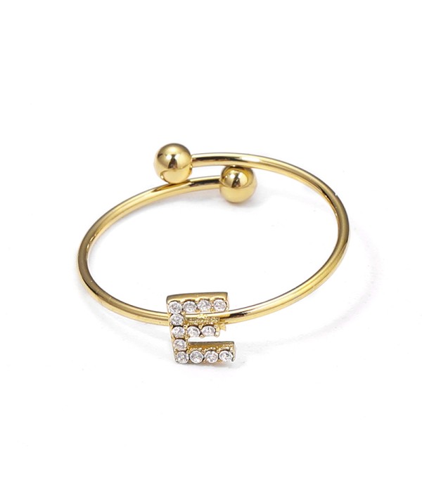 Anillo dorado con letra “E” y circonitas