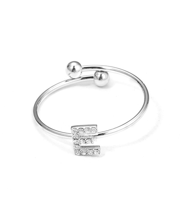 Anillo plateado con letra “E” y circonitas