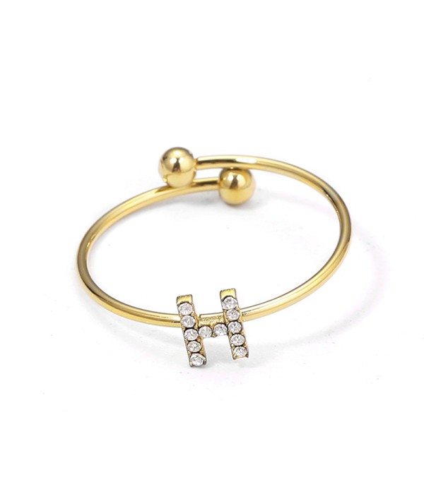 Anillo dorado con letra “H” y circonitas