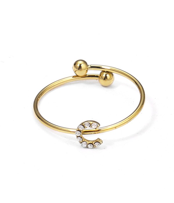 Anillo dorado con letra “C” y circonitas