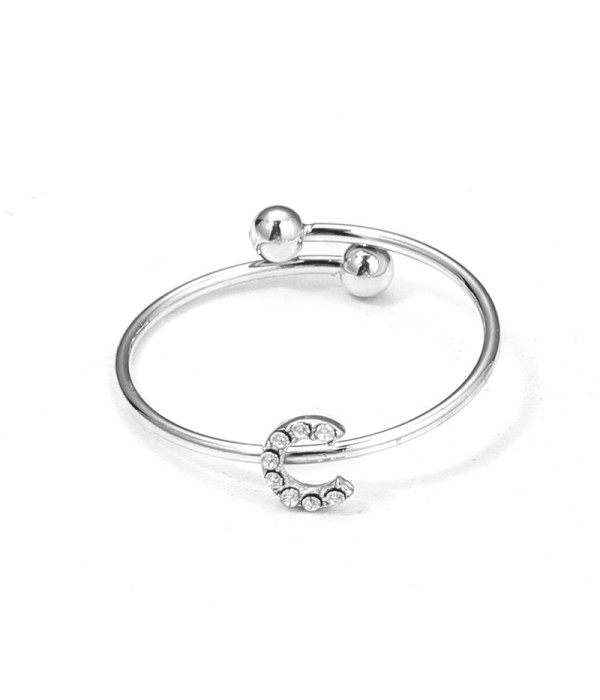 Anillo plateado con letra “C” y circonitas