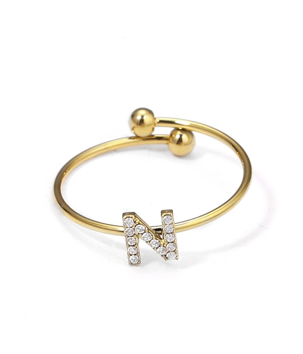 Anillo dorado con letra “N” y circonitas