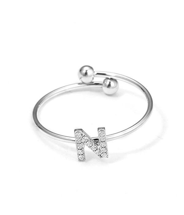 Anillo plateado con letra “N” y circonitas
