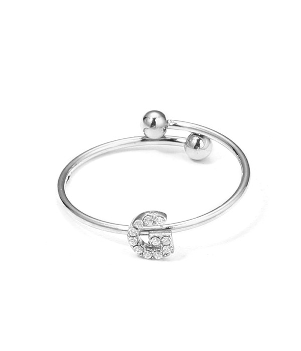 Anillo plateado con letra “G” y circonitas