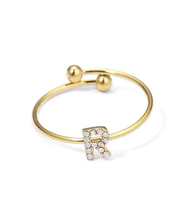 Anillo dorado con letra “R” y circonitas