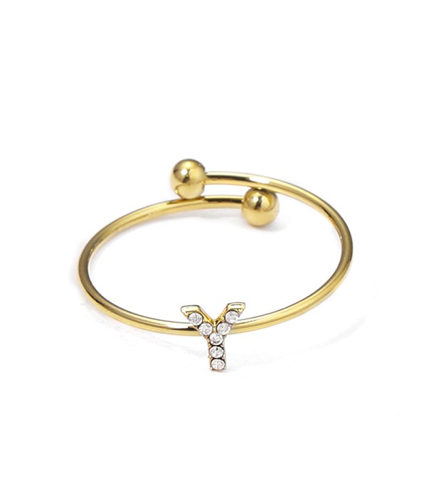 Anillo dorado con letra “Y” y circonitas