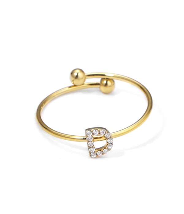 Anillo dorado con letra “D” y circonitas
