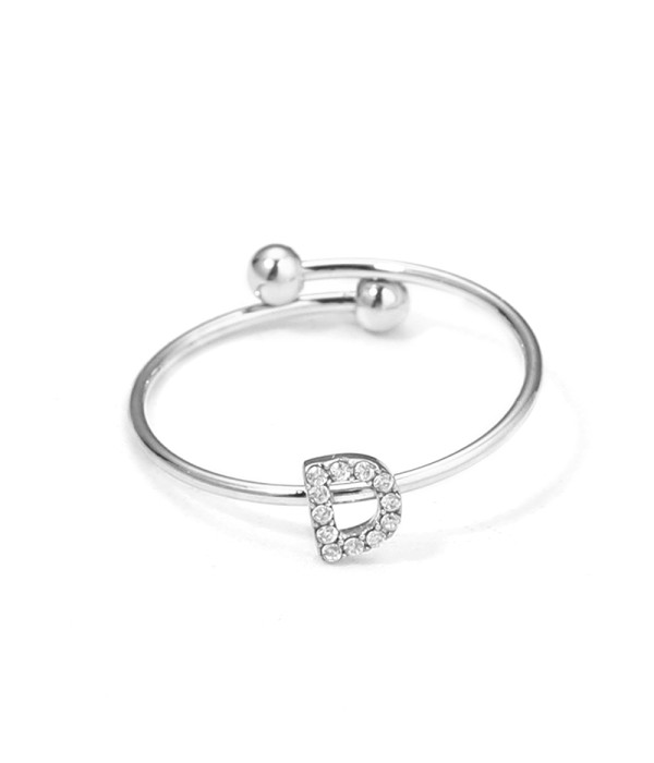 Anillo plateado con letra “D” y circonitas