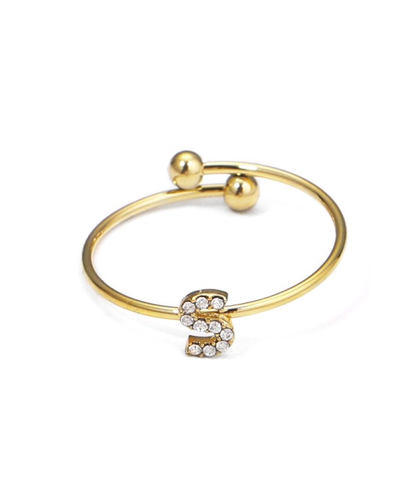 Anillo dorado con letra “S” y circonitas