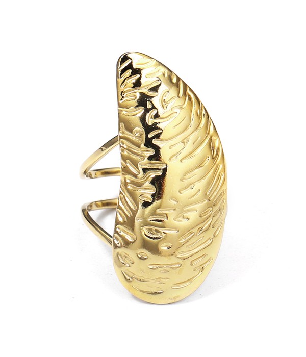 Anillo grande con textura orgánica