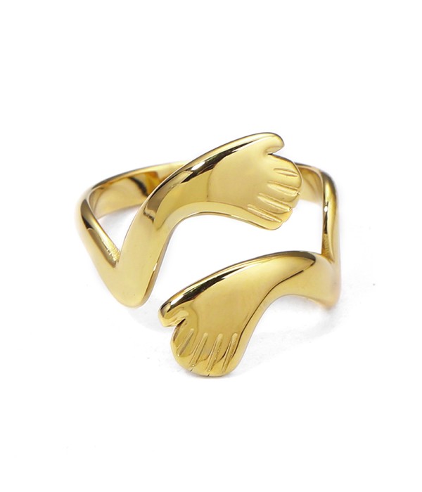 Anillo dorado con diseño de manos abrazando