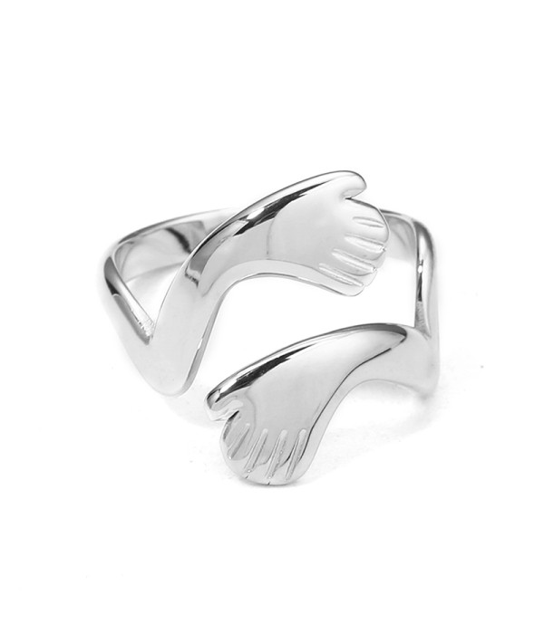 Anillo plateado con diseño de manos abrazando