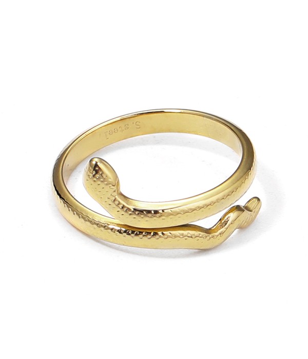 Anillo dorado con diseño de serpiente