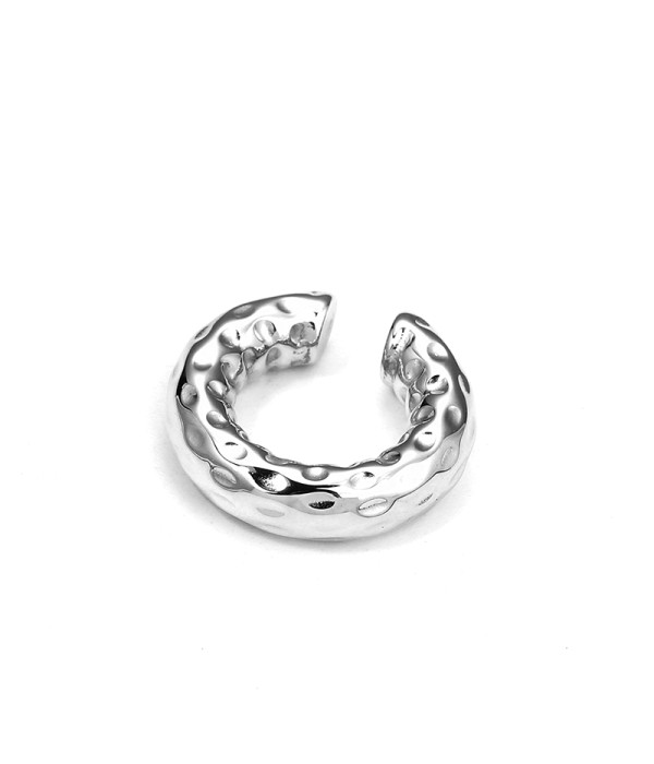 Clip de oreja con textura martillada