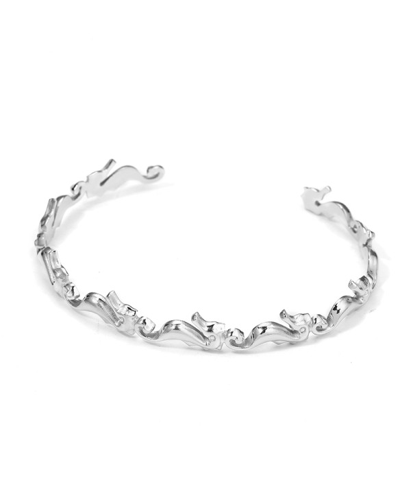 Pulsera rígida plateada con caballitos de mar