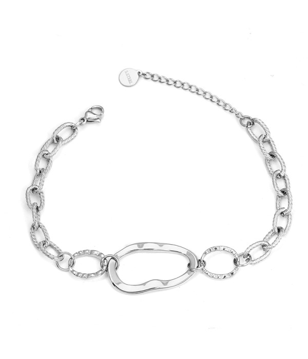 Pulsera plateada con eslabones y figura central orgánica