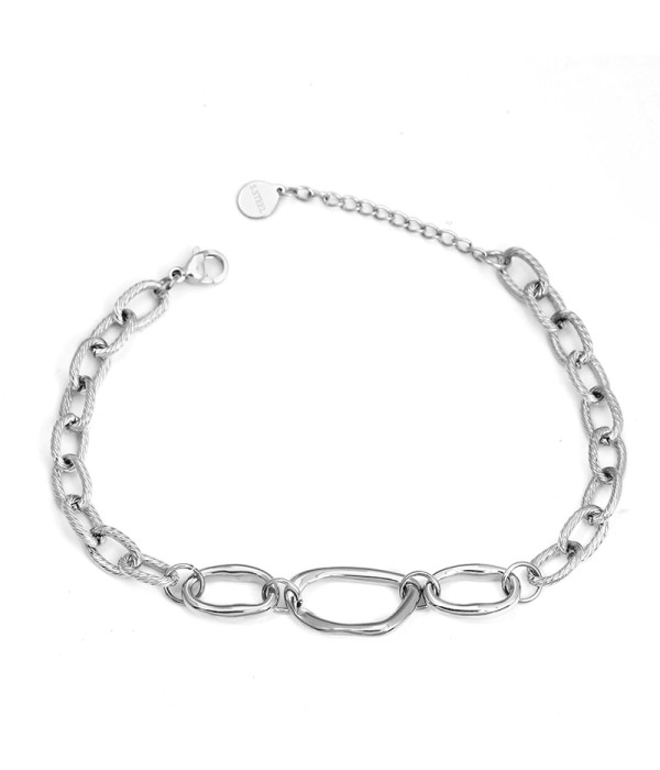Pulsera plateada con eslabones irregulares