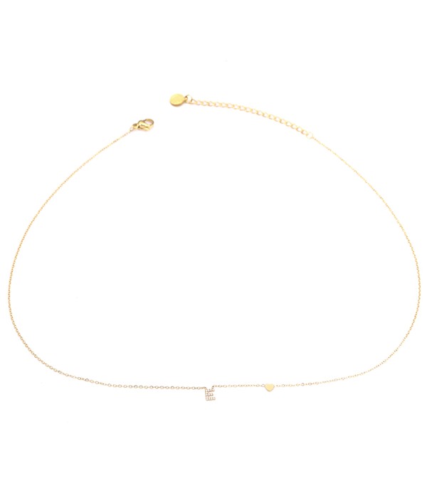 Collar dorado con letra “E” y circonitas
