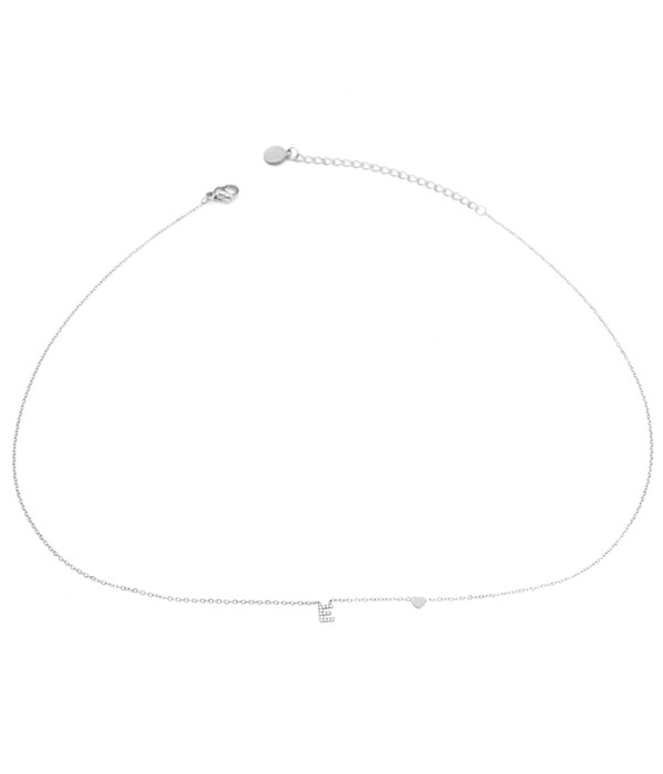 Collar plateado con letra “E” y circonitas