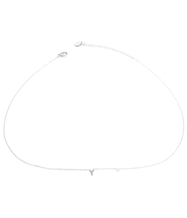 Collar plateado con letra “Y” y circonitas