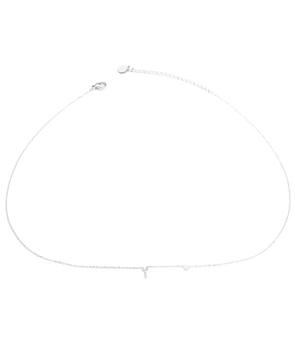 Collar plateado con letra “T” y circonitas