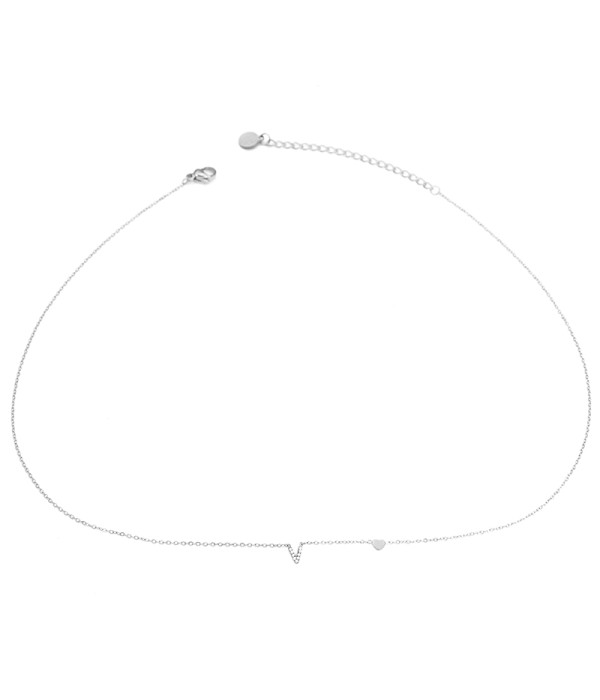 Collar plateado con letra “V” y circonitas