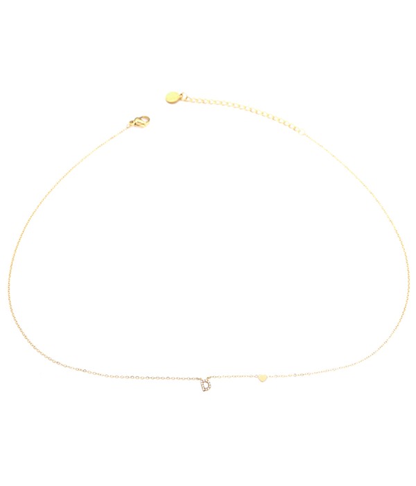Collar dorado con letra “D” y circonitas