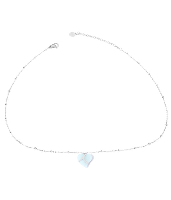 Collares plateados con corazones multicolores