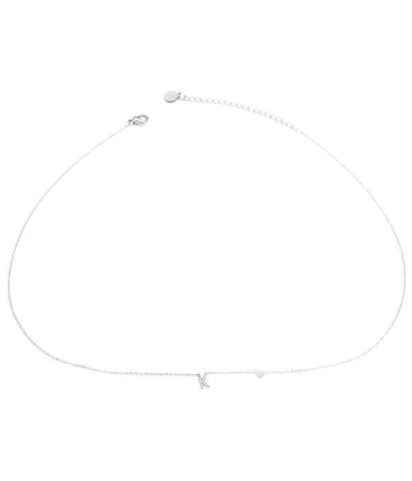 Collar plateado con letra “K” y circonitas