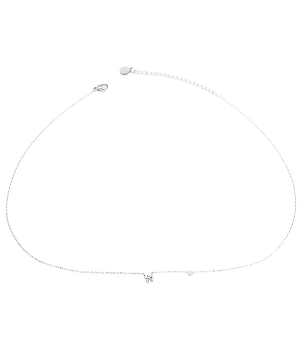 Collar plateado con letra “W” y circonitas