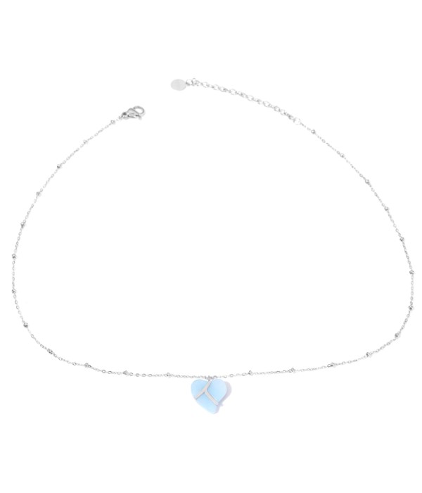 Collares plateados con corazones multicolores