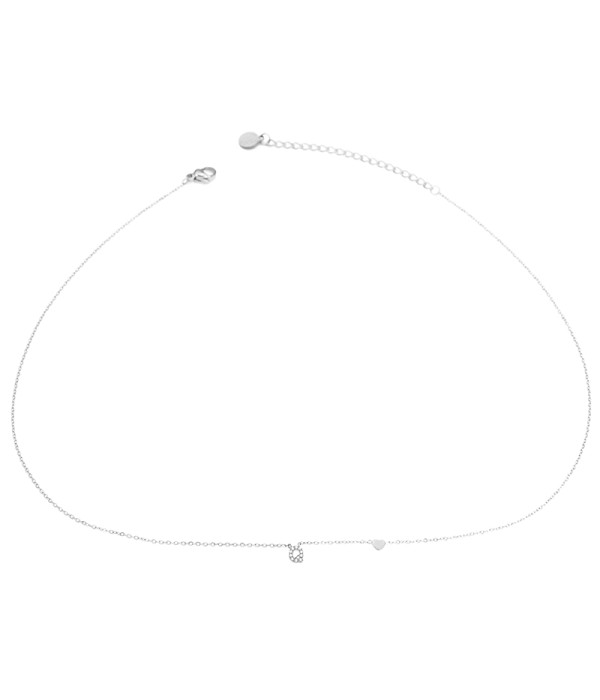 Collar plateado con letra “Q” y circonitas