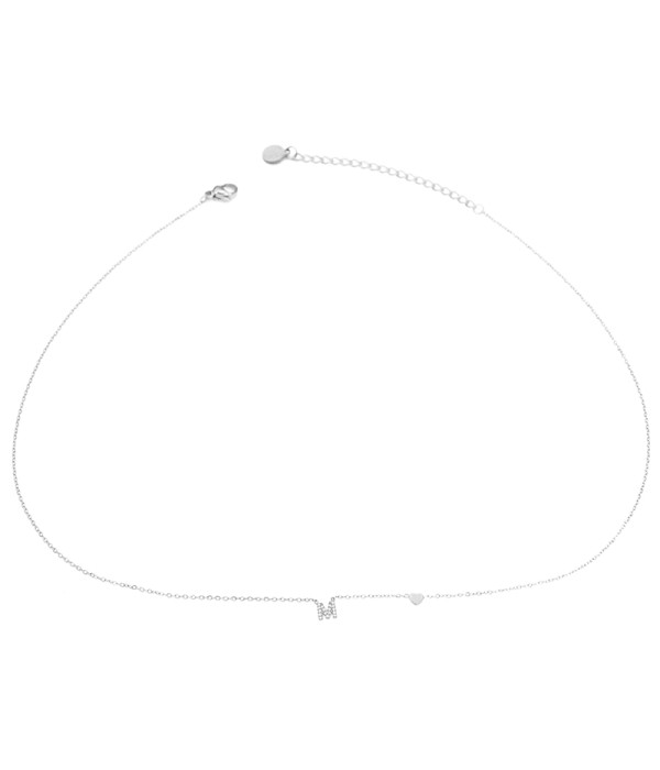 Collar plateado con letra “M” y circonitas