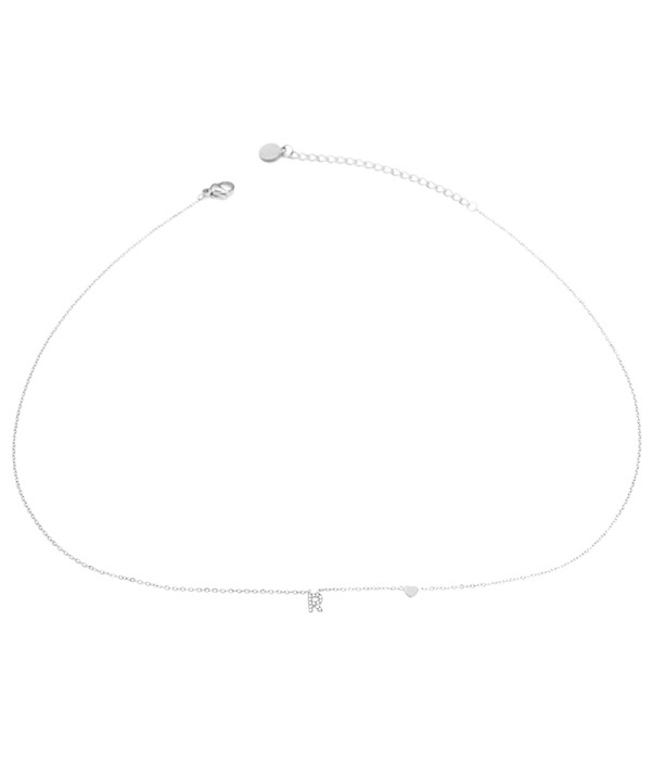 Collar plateado con letra “R” y circonitas