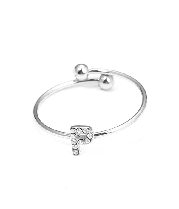 Anillo plateado con letra “P” y circonitas