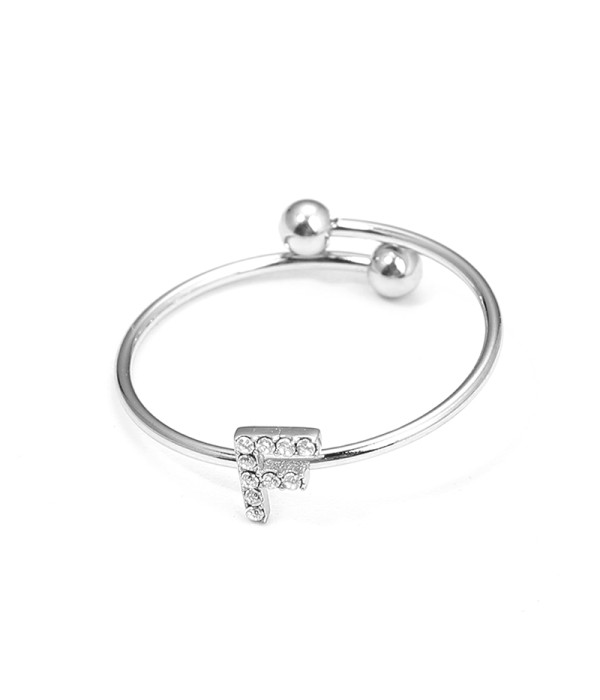 Anillo plateado con letra “F” y circonitas