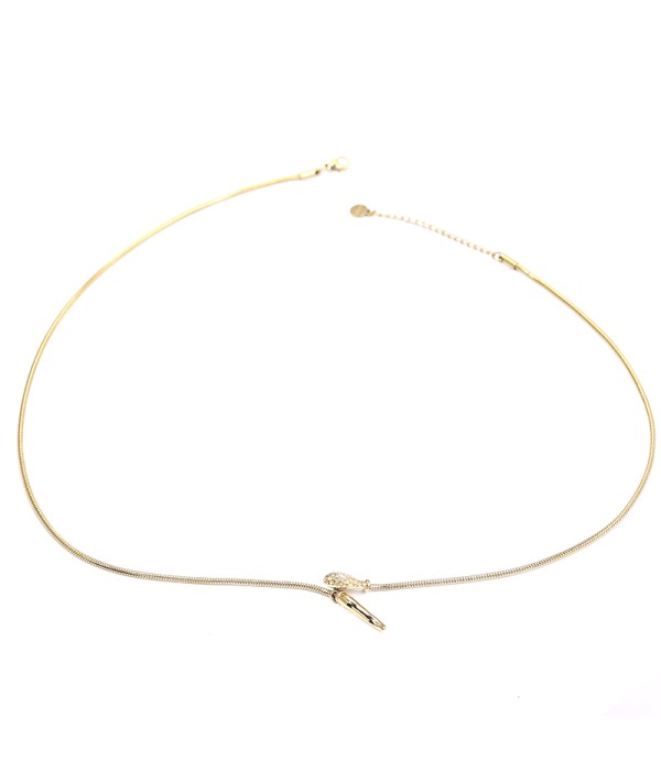 Collar dorado con colgante de pico y detalle brillante