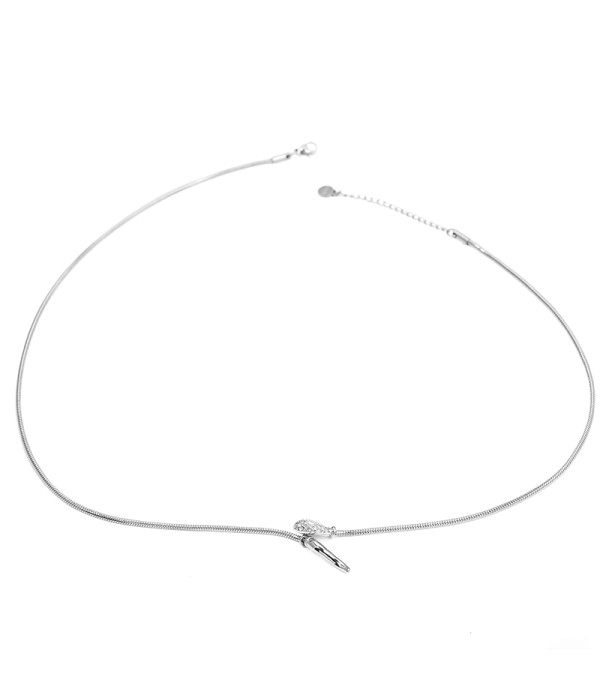 Collar plateado con colgante de pico y detalle brillante