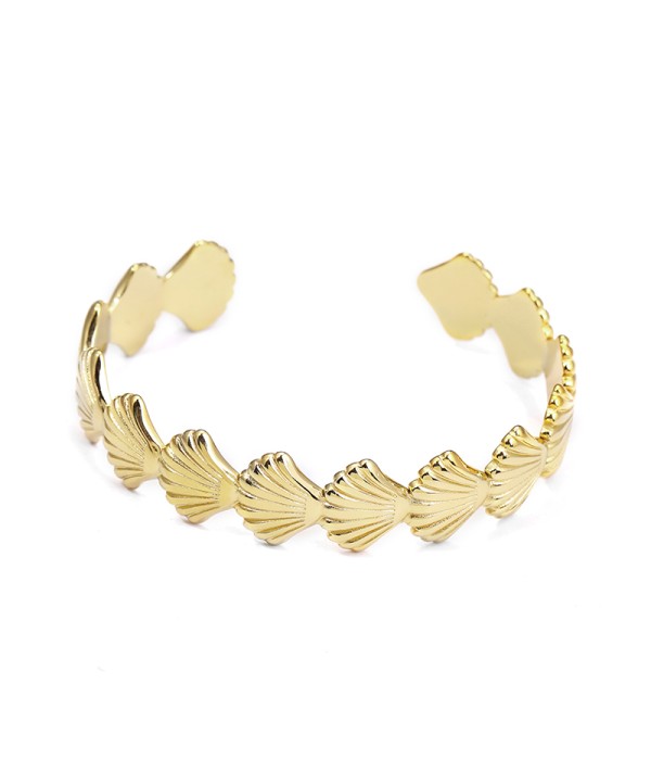 Pulsera rígida dorada con diseño de conchas
