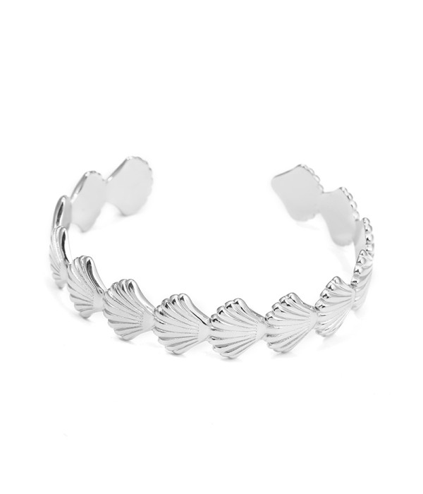 Pulsera rígida plateada con diseño de conchas