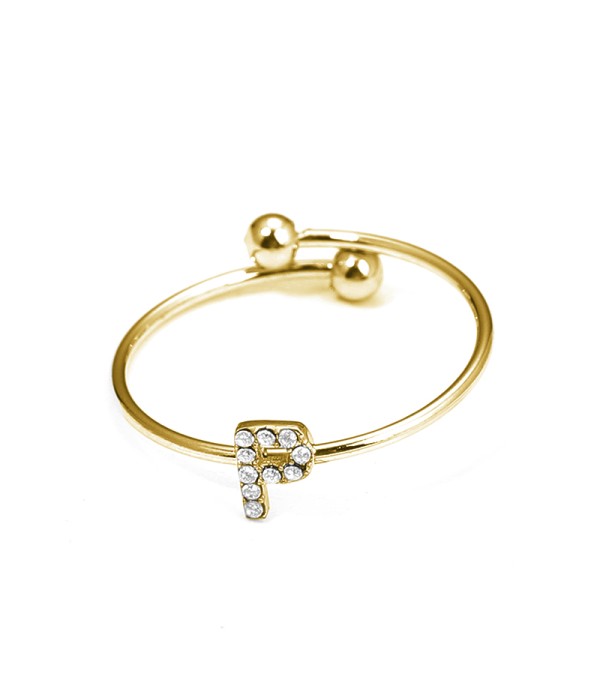 Anillo dorado con letra “P” y circonitas