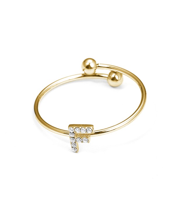 Anillo dorado con letra “F” y circonitas