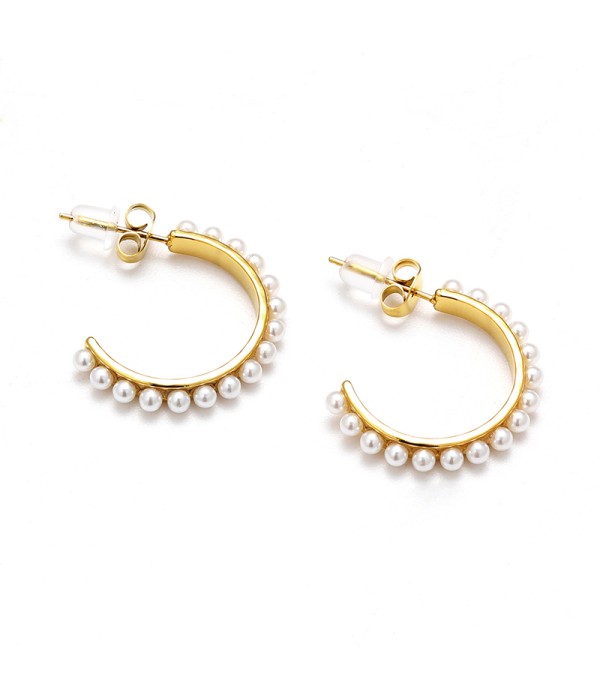 Pendientes de aros medianos dorados con perlas