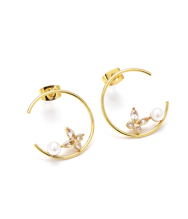 Pendientes con aros dorados abiertos con mariposa y perla