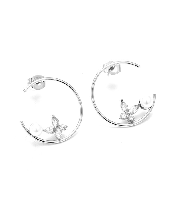 Pendientes con aros plateados abiertos con mariposa y perla